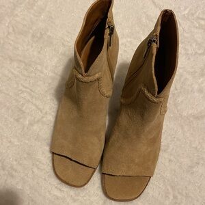 New Lucky Brand peep toe wedge booties size 8M